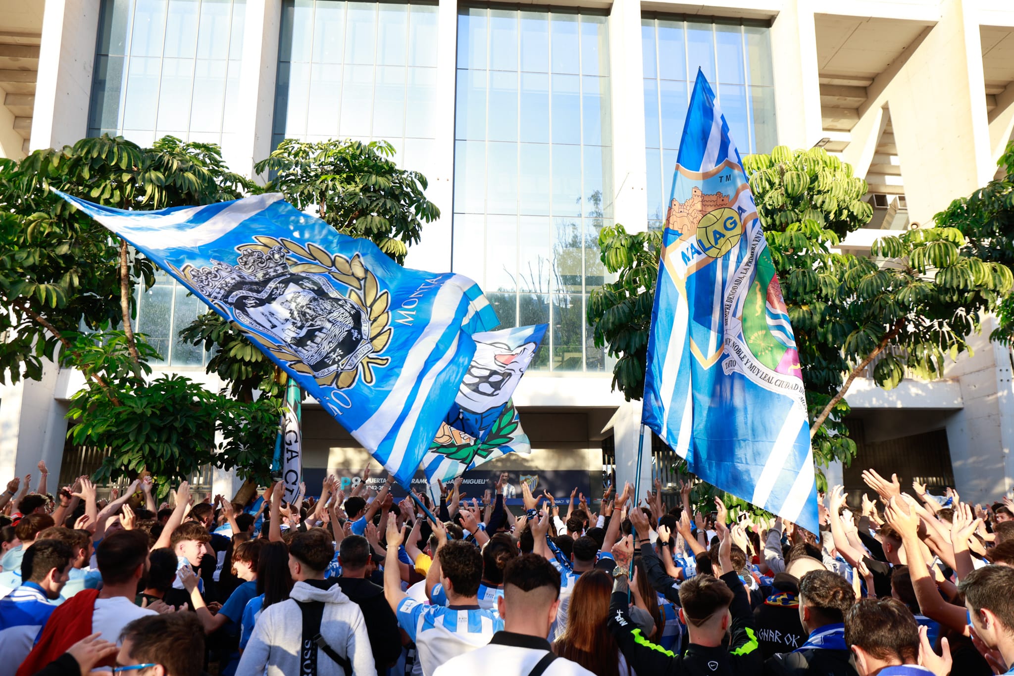 Protesta de la afición del Málaga contra jugadores y directiva