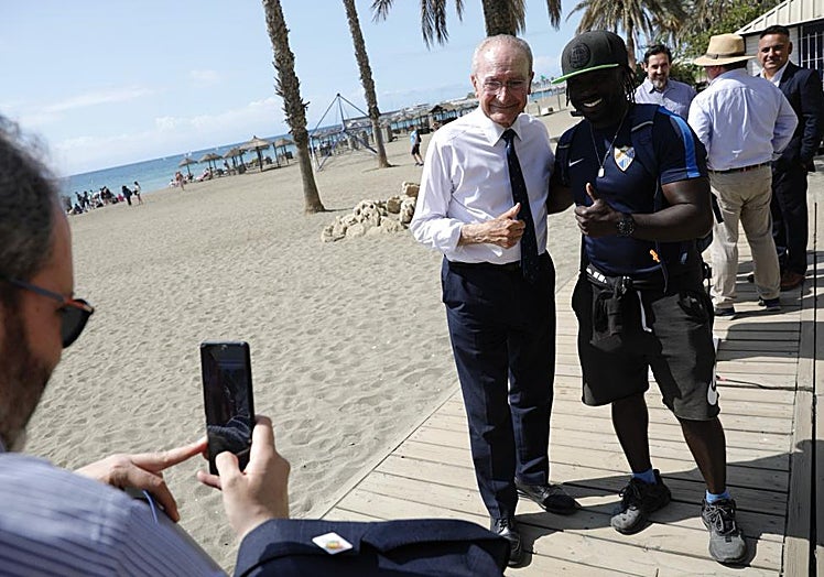 De la Torre se fotografía con un viandante.