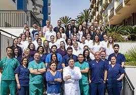 En primer plano, Pedro Serrano, CEO del Hospital Ochoa, con algunos miembros de su plantilla.