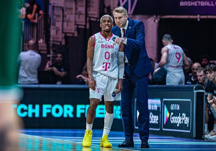 Iisaki da instrucciones a Shorts durante el partido contra el Unicaja.