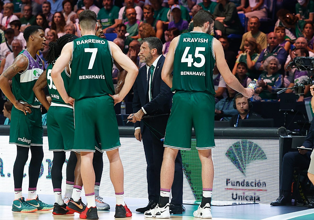 Ibon Navarro da instrucciones a sus jugadores en un tiempo muerto de la semifinal contra el Telekom Bonn.
