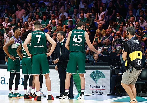 Ibon Navarro da instrucciones a sus jugadores en un tiempo muerto de la semifinal contra el Telekom Bonn.