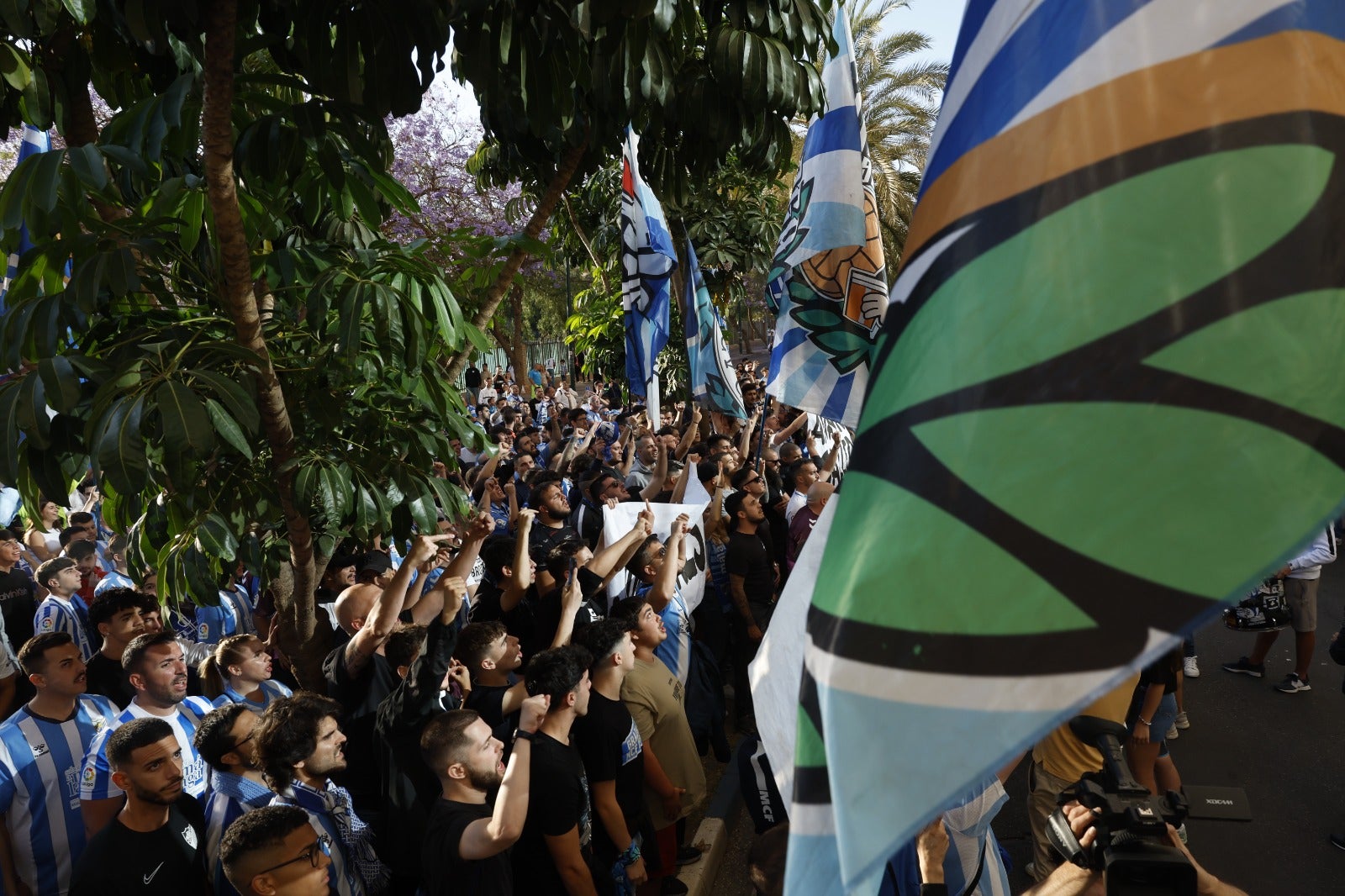 Protesta de la afición del Málaga contra jugadores y directiva