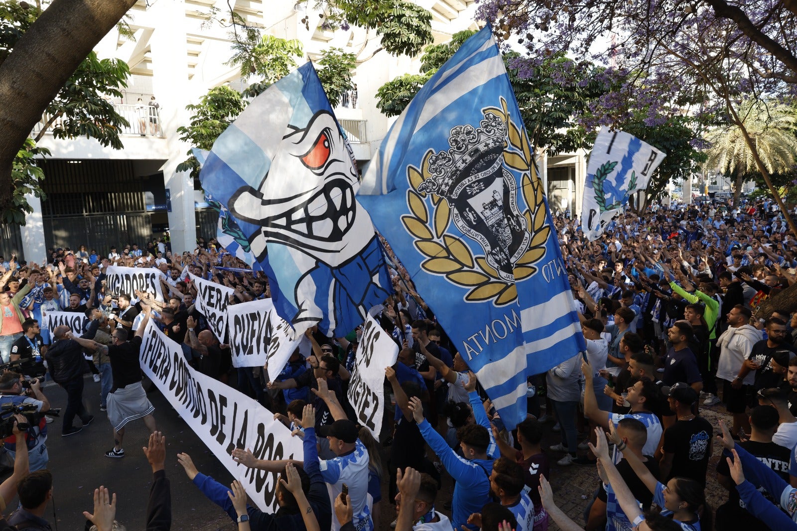 Protesta de la afición del Málaga contra jugadores y directiva