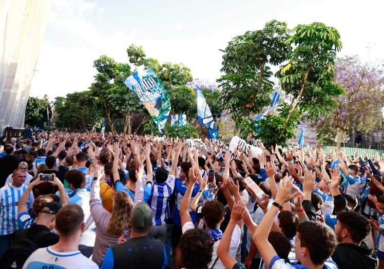 La concentración en la Avenida de la Palmilla, junto al antepalco de La Rosaleda, antes del partido.