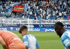 Una pancarta crítica con el Málaga en la Grada de Animación de La Rosaleda justo antes del partido.