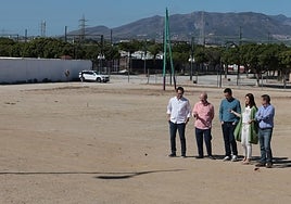 Noelia Losada y parte de su equipo, en los terrenos donde quieren llevar a cabo el proyecto del WiZink.
