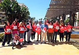 El candidato socialista, José Bernal, con miembros de la candidatura y voluntarios en el reparto de propaganda electoral de este domingo.