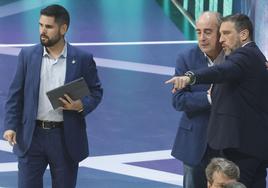 Ibon Navarro y Txus Vidorreta hablan antes del partido.
