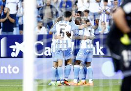 Jugadores del Málaga se abrazan y celebran de forma comedida el gol del 1-0 contra el Mirandés.