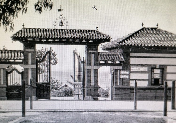 La campana, colocada en el pórtico exterior del balneario, en los años 50.