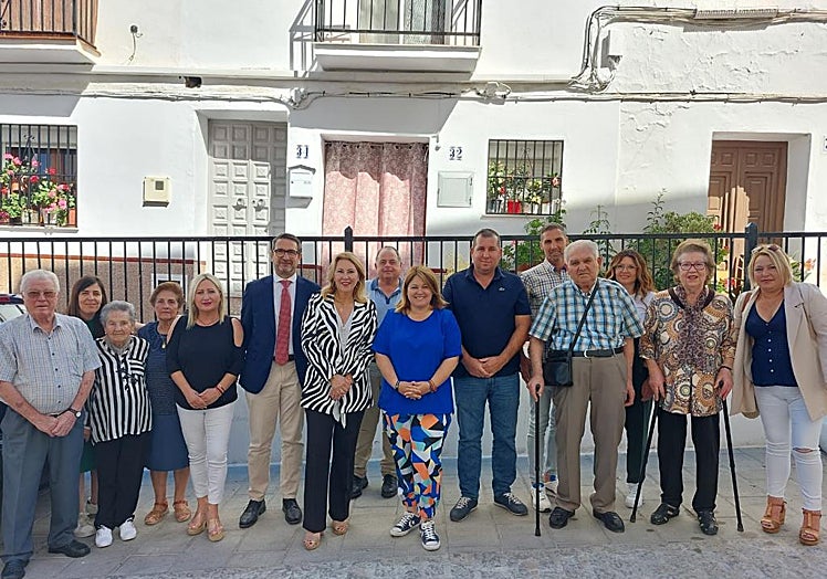 Carolina España, este lunes en Algarrobo con la diputada provincia y candidata del PP a la Alcaldía, Natacha Rivas.