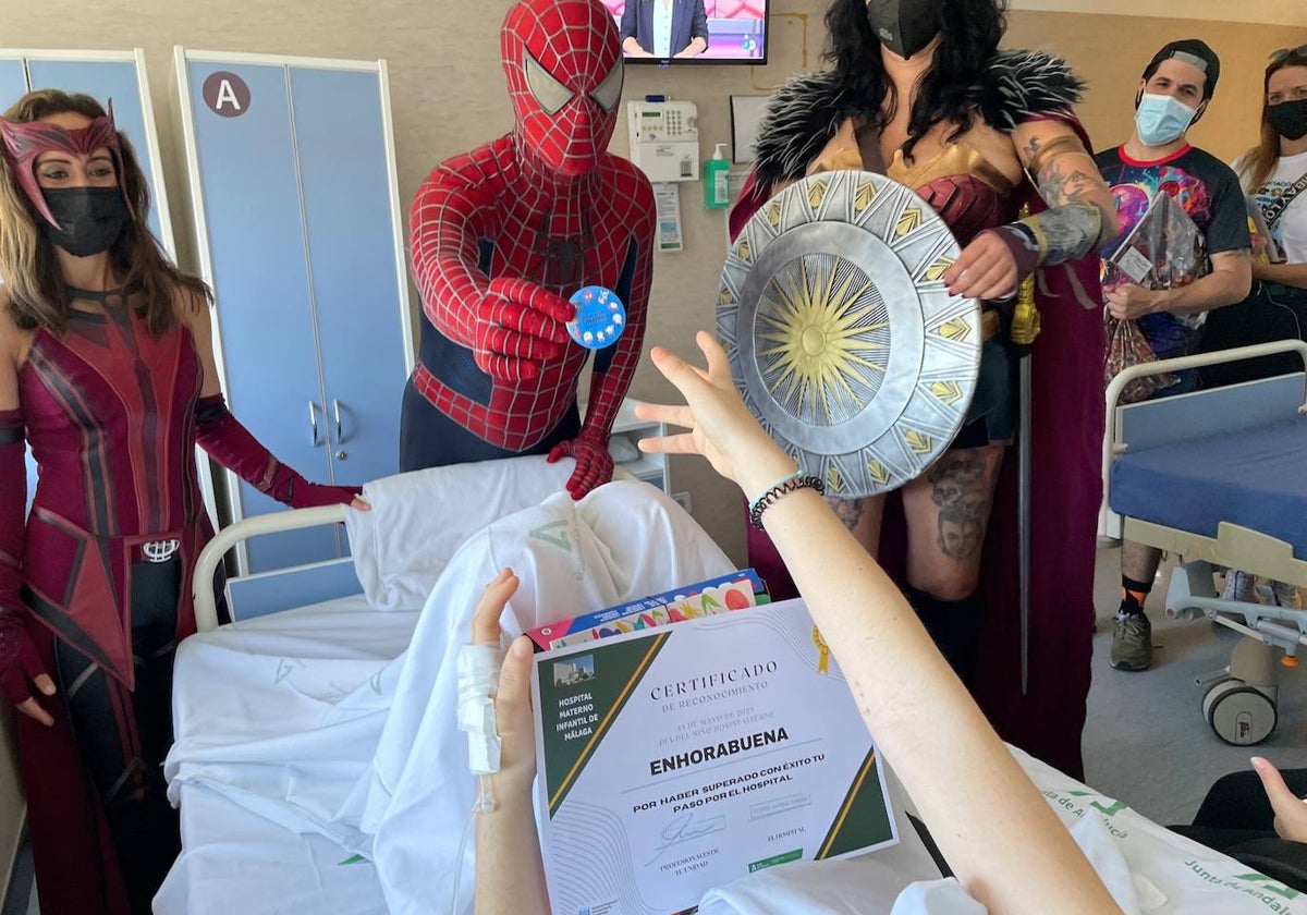 Animadores visitan a uno de los niños hospitalizados.