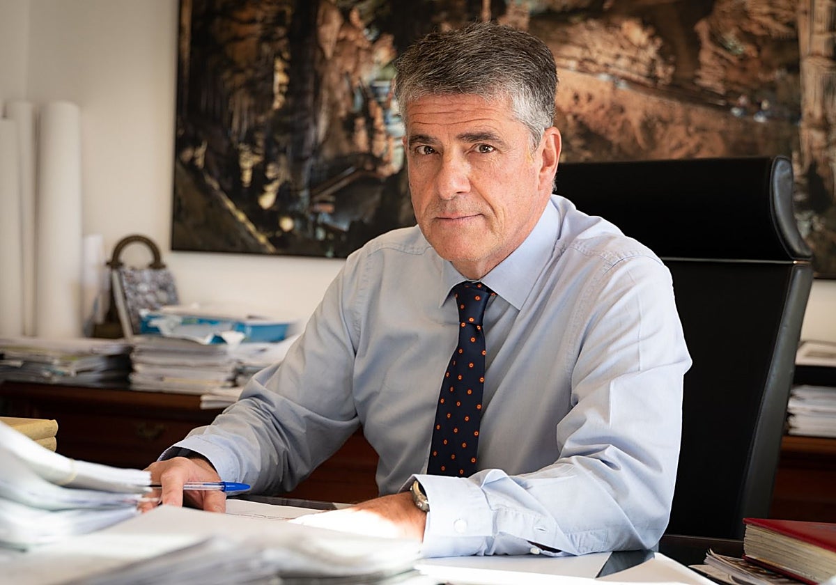 El alcalde nerjeño y candidato a la reelección por el PP, José Alberto Armijo, en el Ayuntamiento.