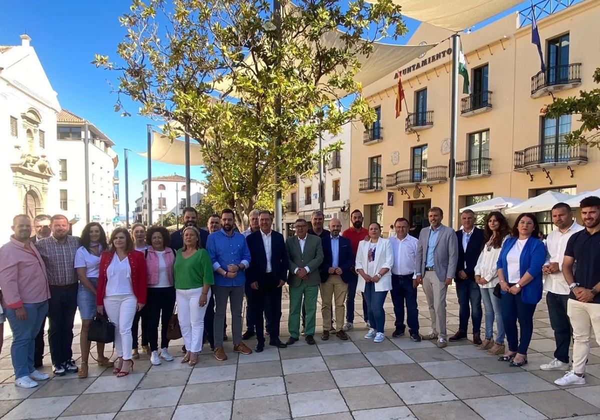 El secretario general del PSOE andaluz, Juan Espadas, este lunes con el alcalde veleño e integrantes de la candidatura socialista.