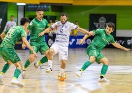 Cobarro, rodeado de rivales béticos en el empate sufrido en Amate el sábado ante el Betis.