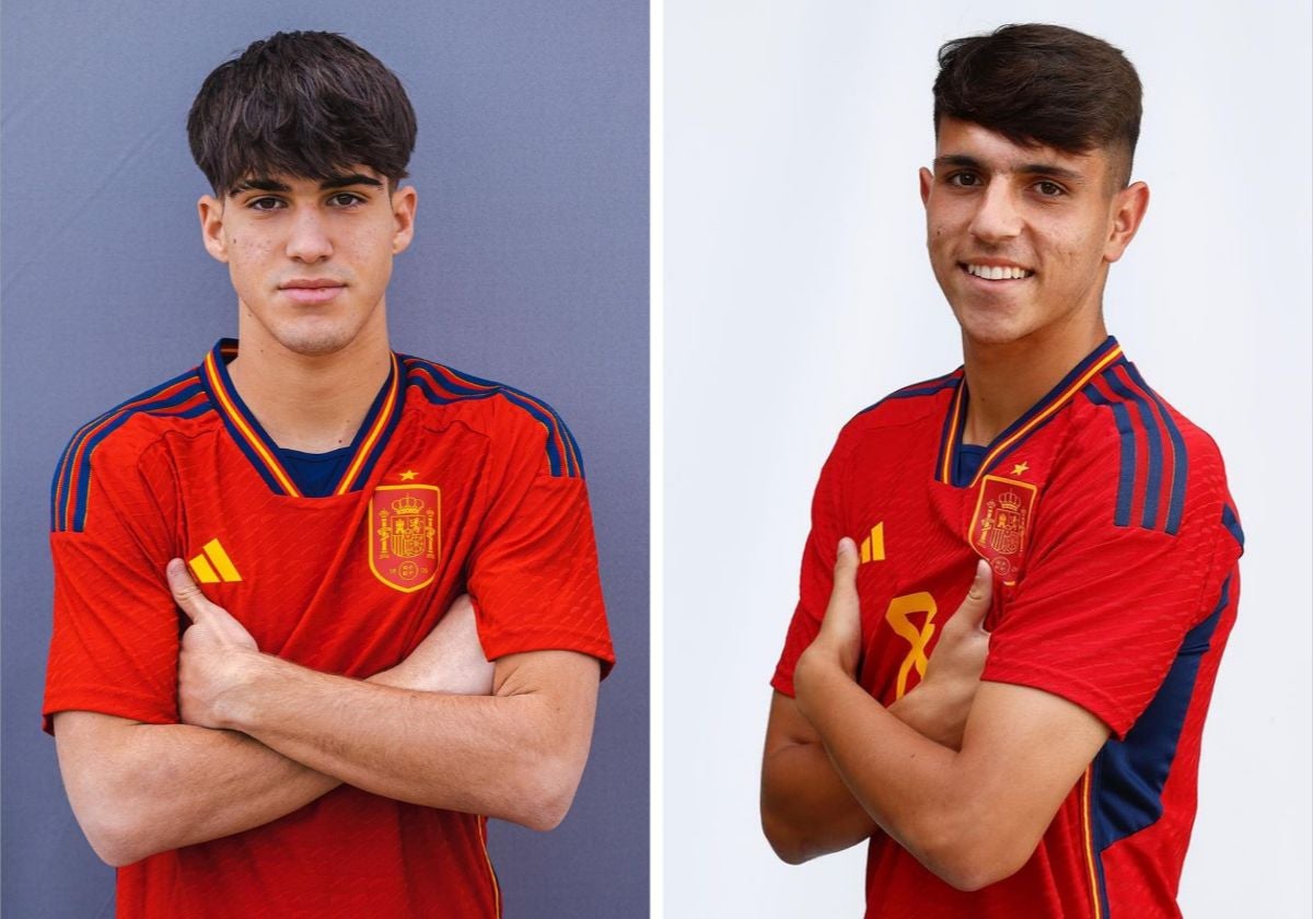 Dani Muñoz (i) e Izan Merino posan con la camiseta de la selección española.