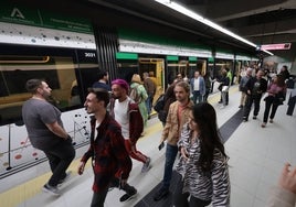 Afluencia de pasajeros en la parada Atarazanas del metro de Málaga.