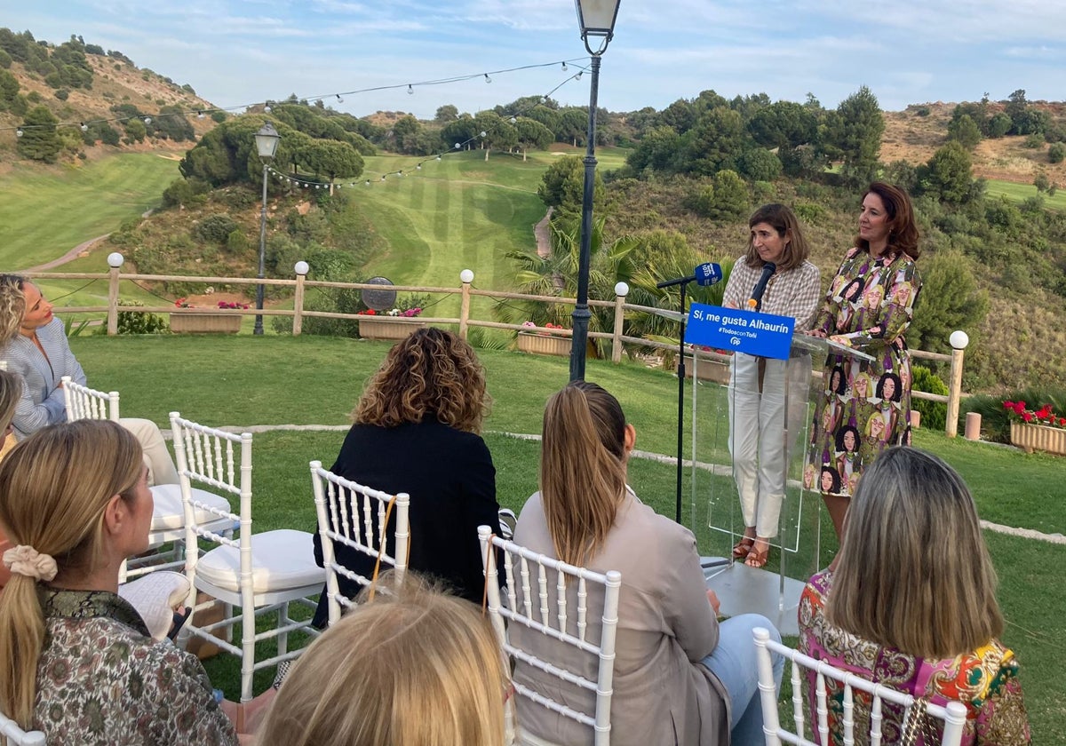 Rocío Blanco y Toñi Ledesma, ayer, durante el encuentro con empresarias de Alhaurín el Grande.