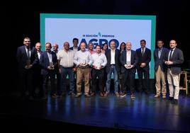 Premiados, organizadores, patrocinadores y colaboradores, en la foto de familia