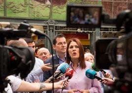 Noelia Losada atiende a los medios en el mercado de Atarazanas.