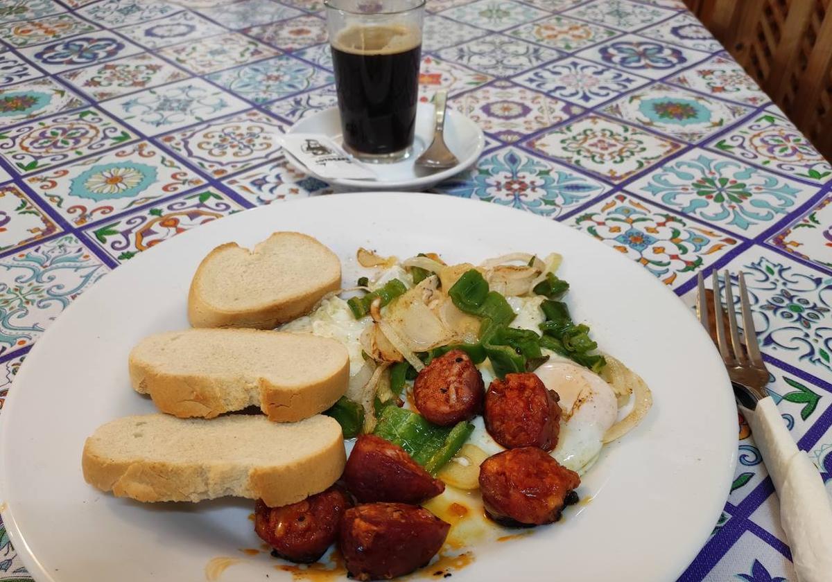 Este contundente plato, junto al café, tiene un precio de 4 euros en El Cruce.