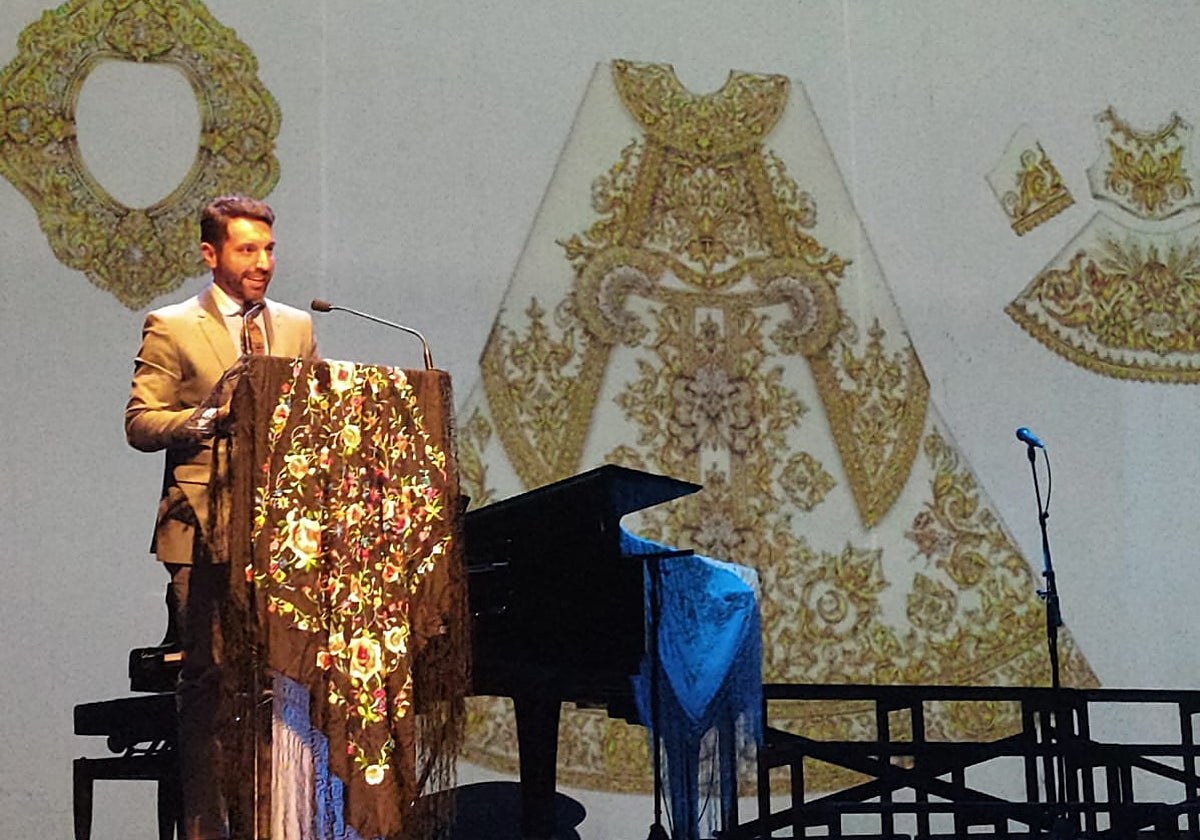 Claros, durante la presentación de los diseños para la Blanca Paloma.