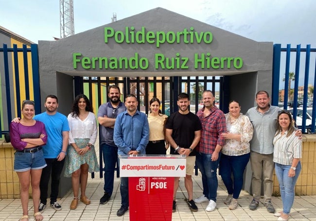 El edil de Deportes, Hipólito Gómez, con militantes socialistas, este miércoles.