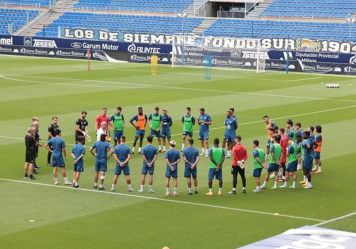 El técnico del Málaga, Sergio Pellicer, se dirige a los jugadores en el inicio del entrenamiento de este miércoles en La Rosaleda.