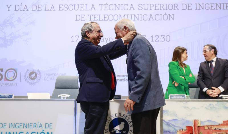 El rector impone la medalla de honor de la escuela al profesor Sandoval.