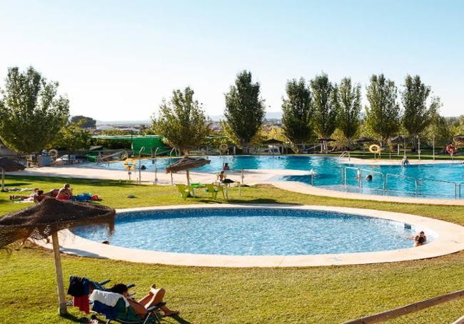 Camping La Sierrecilla tiene dos piscinas.