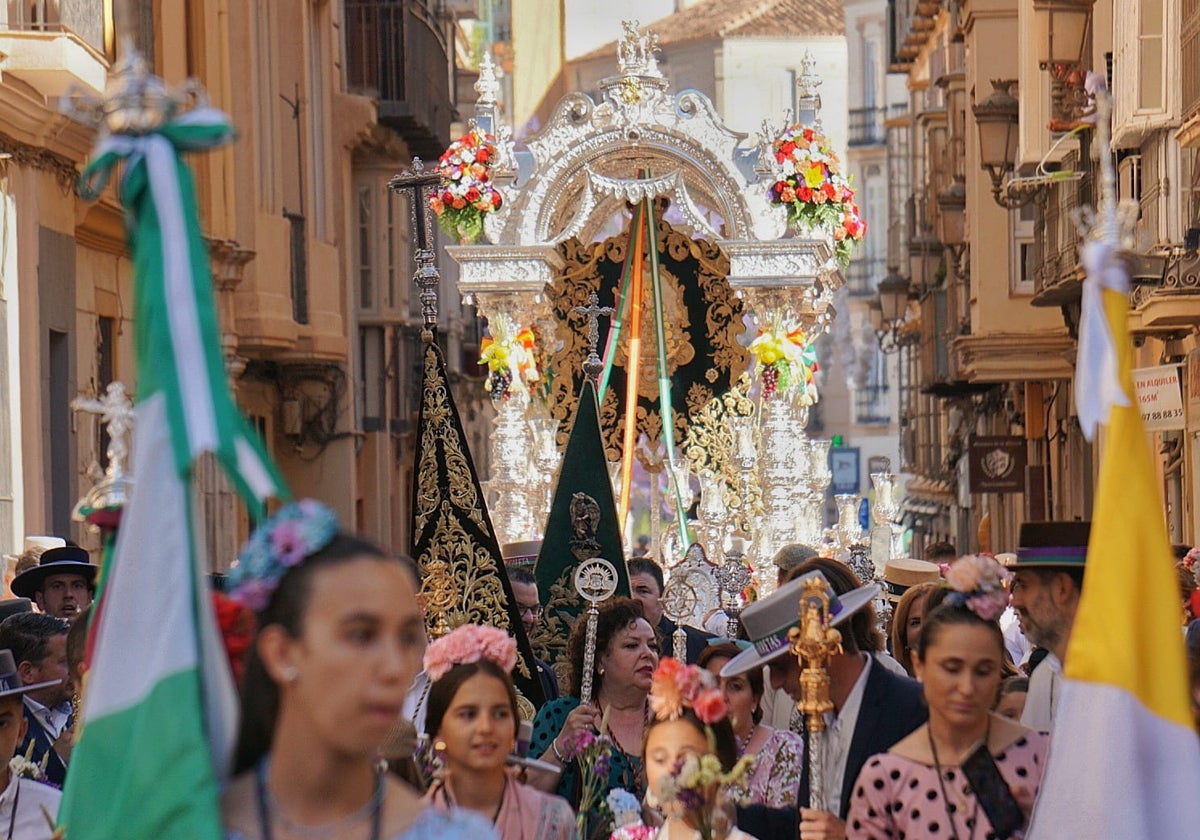 El simpecado de la Hermandad del Rocío de Málaga La Caleta, camino de la aldea almonteña.