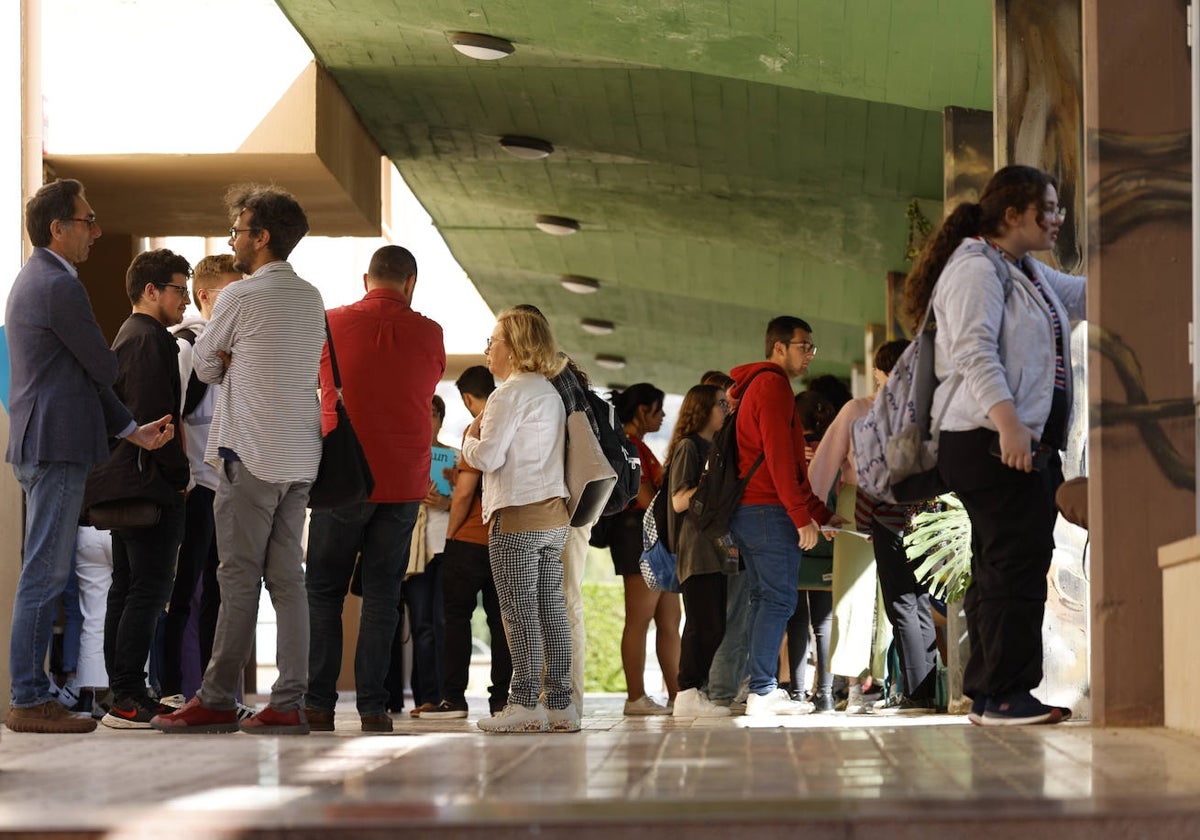 Estudiantes, en la Facultad de Filosofía y Letras.