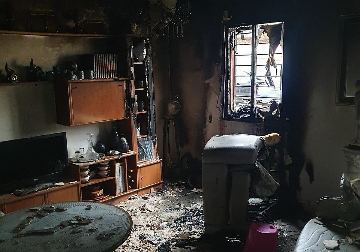 Ventana por donde entró el rayo y estado en el que quedó el salón.