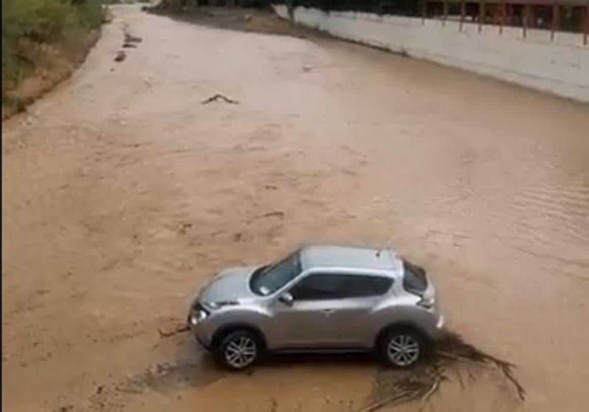 La crecida del río Benamargosa atrapa a dos vehículos aparcados en el cauce