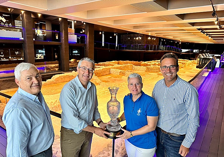 Francisco Salado, con la el trofeo de la Solheim Cup.