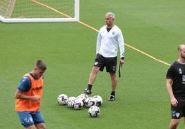 El actual entrenador del Málaga, Sergio Pellicer, dirige un entrenamiento reciente en La Rosaleda.