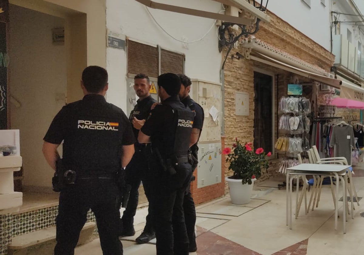 Agentes de la Policía Nacional custodian la entrada al bloque en el que la mujer fue asesinada.