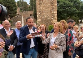 Dani Pérez sopla las velas en un acto de campaña, junto a su equipo socialista, delante de la Alcazaba.