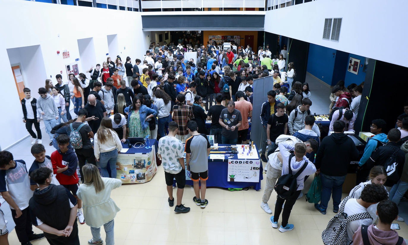 Vista del vestíbulo de la Escuela de Ingenierías Industriales, con parte de los alumnos y centros participantes.
