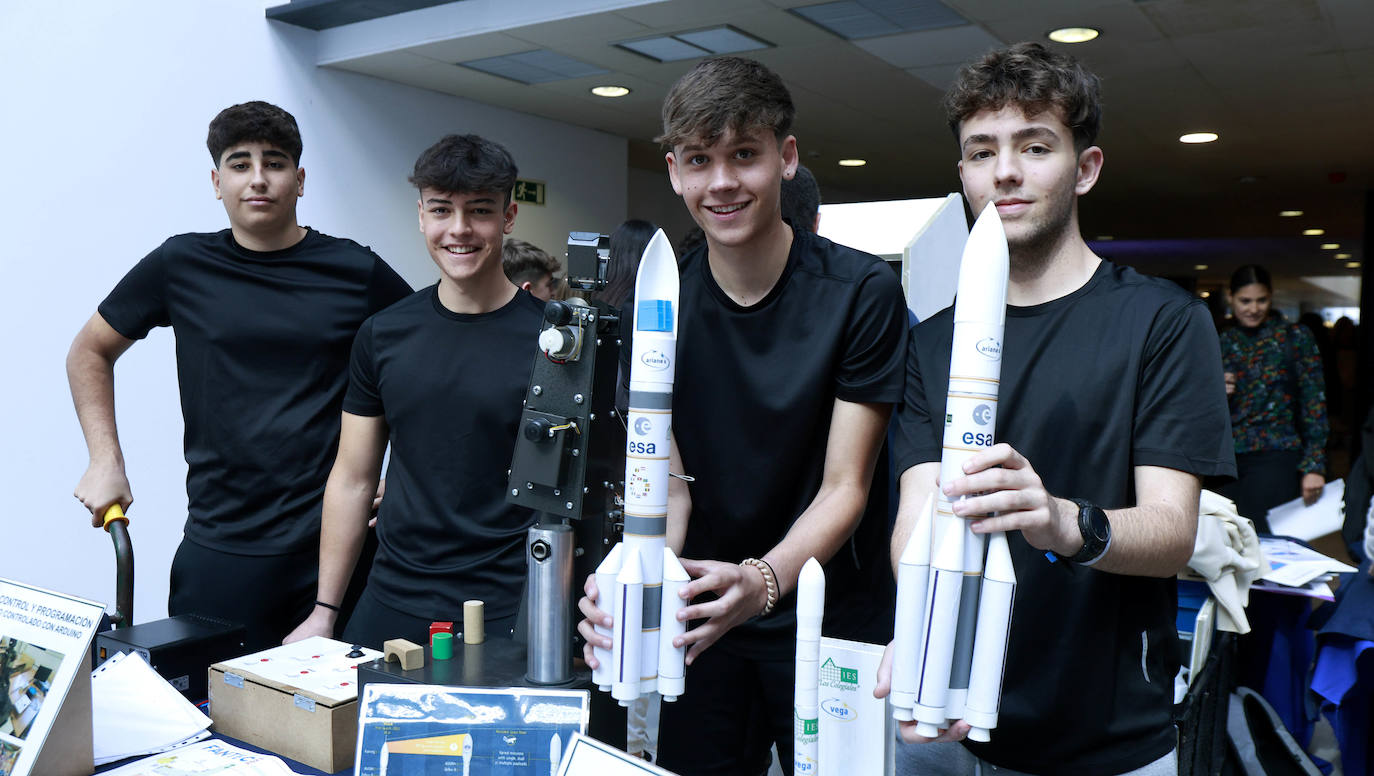 Fredi, Pedro, Alejandro y Gonzalo, con maquetas de cohetes de la ESA con impresora 3D.