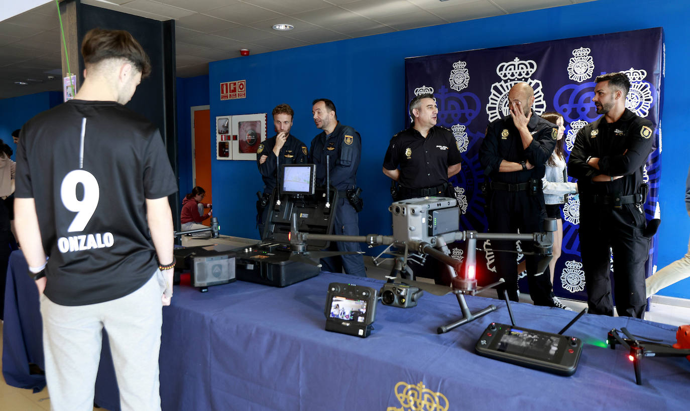 Han participado en la feria con  drones y robot desactivador de explosivos.