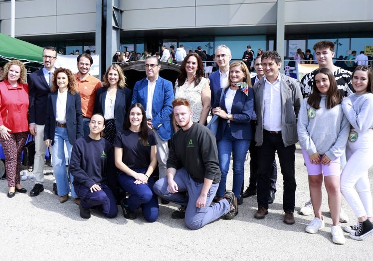 El delegado de Educación, Miguel Briones, el vicerrector de Innovación Social y Emprendimiento, Rafael Ventura, el director de la Escuela de Ingenierías Industriales, Alejandro Rodríguez, la coordinadora provincial de Formación del Profesorado, María José Bueno, la directora del Centro del Profesorado de Málaga, María del Mar Gallego, y el director de la feria, José Carlos Clavijo, con alumnos del IES La Rosaleda.