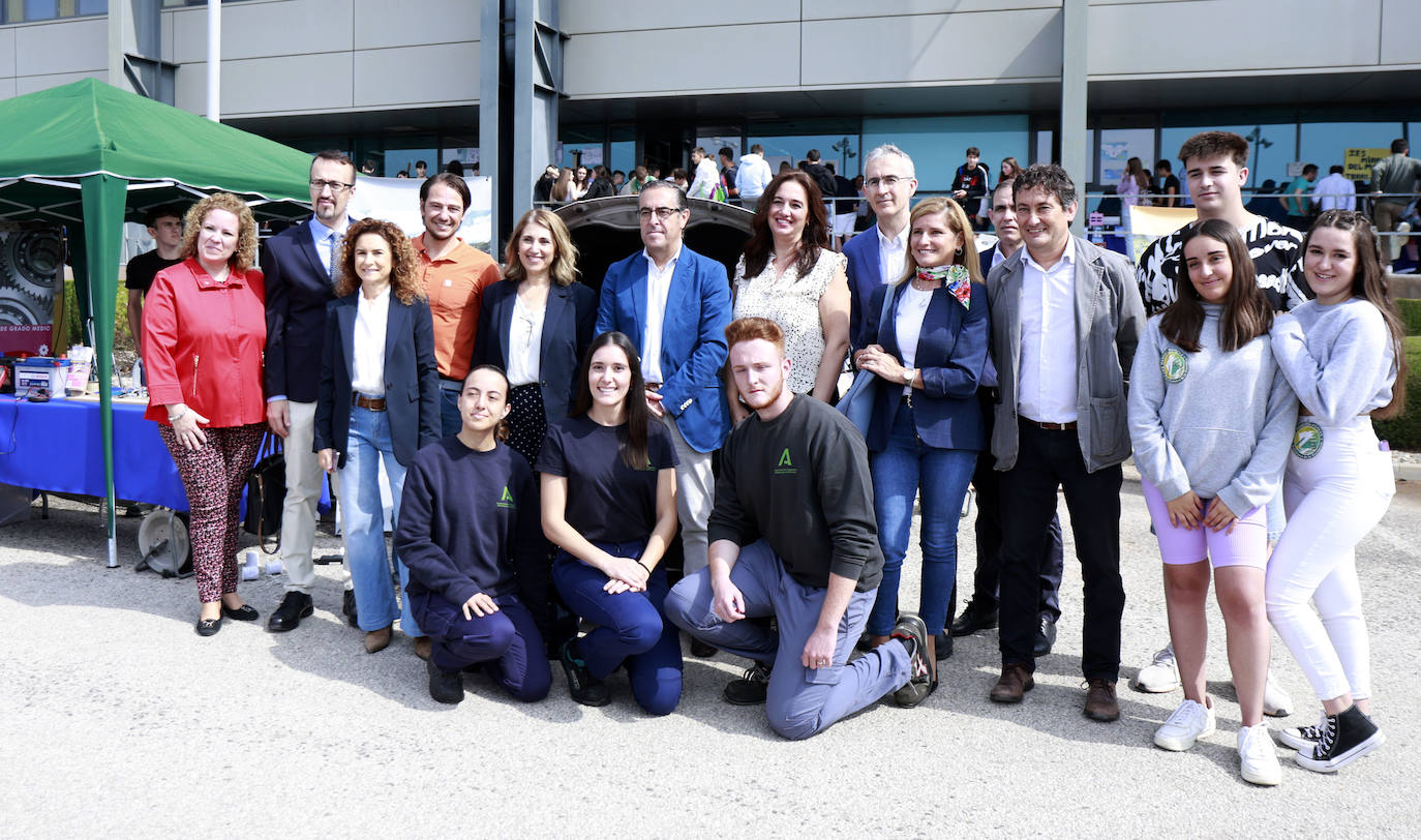 El delegado de Educación, Miguel Briones, el vicerrector de Innovación Social y Emprendimiento, Rafael Ventural, el director de la Escuela de Ingenierías Industriales, Alejandro Rodríguez, la coordinadora provincial de Formación del Profesorado, María José Bueno; la directora del Centro del Profesorado de Málaga, María del Mar Gallego, y el director de la feria, José Carlos Clavijo, con alumnos del instituto.