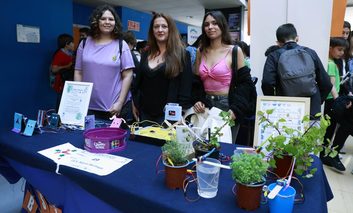 Las estudiantes Irina y Yanira, con la profesora Eva Calvo, en el expositor del centro.