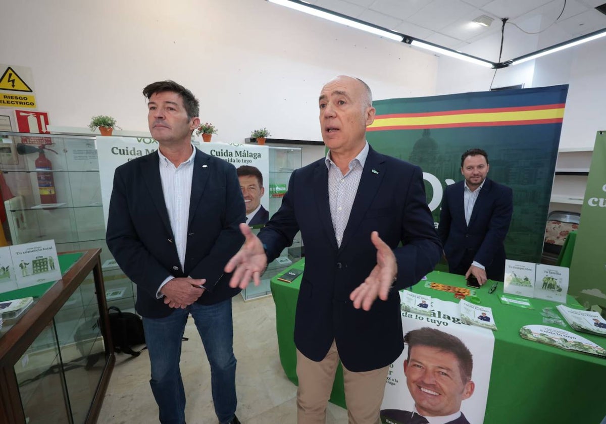 Antonio Alcázar y José Hidalgo, en la sede de campaña de Vox.