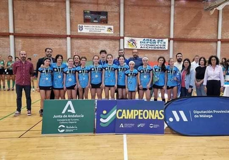 Imagen principal - Arriba, las infantiles campeonas de la modalidad de sala de Andalucía; abajo a la izquierda, las cadetes en el Campeonato de España, y a la derecha, las infantiles, en su expedición a la cita nacional.