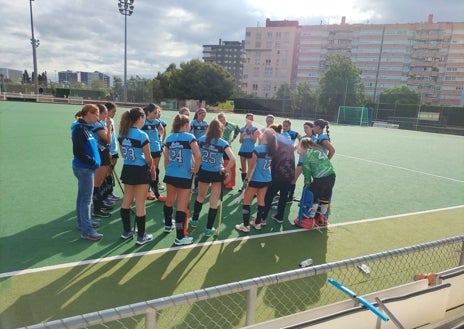 Imagen secundaria 1 - Arriba, las infantiles campeonas de la modalidad de sala de Andalucía; abajo a la izquierda, las cadetes en el Campeonato de España, y a la derecha, las infantiles, en su expedición a la cita nacional.