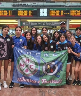 Imagen secundaria 2 - Arriba, las infantiles campeonas de la modalidad de sala de Andalucía; abajo a la izquierda, las cadetes en el Campeonato de España, y a la derecha, las infantiles, en su expedición a la cita nacional.