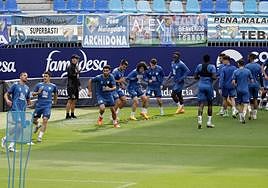 Jugadores del Málaga se ejercitan durante el último entrenamiento antes del partido contra el Alavés en La Rosaleda.